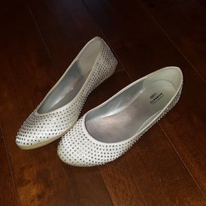Worn once. Size 7 rhinestone flats